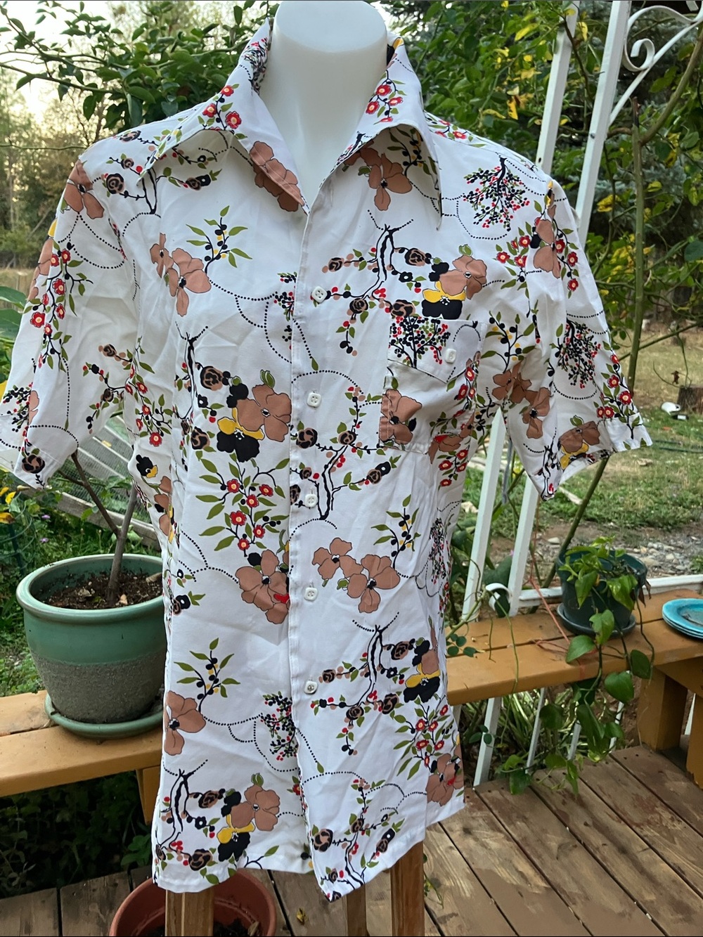 Men’s 1970’s polyester vines floral shirt with dagger style collar by Capri M/L